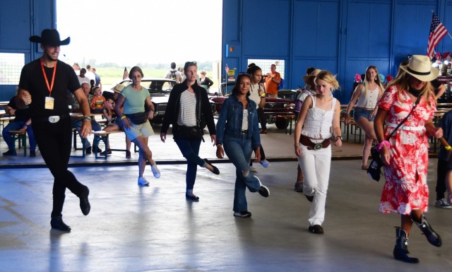 CAB Fest: Un grupo de personas bailando con un entrenador al lado. 