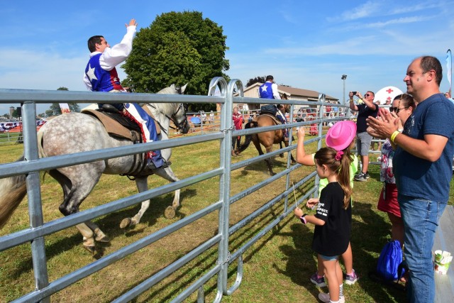 CAB Fest: Rodiny sledují koně za plotem a jásají, když míjejí. 