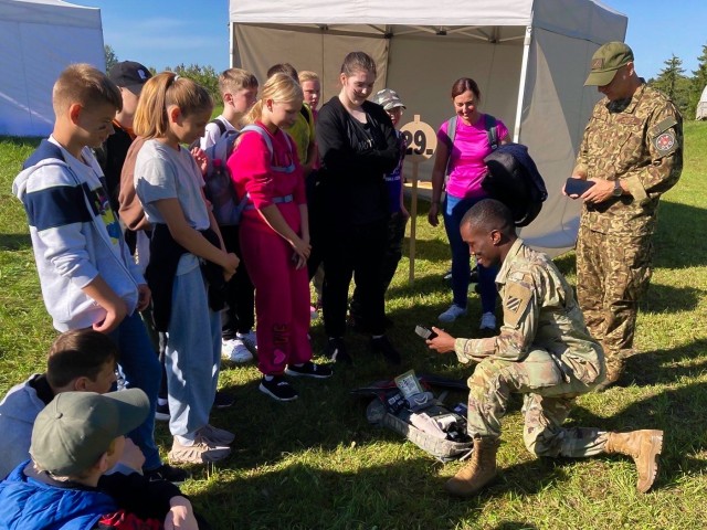 Knighthawk Task Force Paramedic sniedz iespēju Latvijas jauniešiem sniegt pirmās palīdzības apmācību