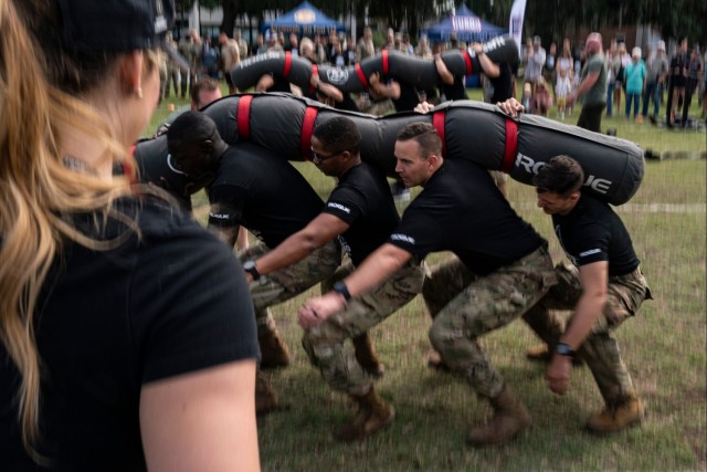 Army Futures Command 2023 Best Squad team competes during community event - prime time for HRAPS assessment in Savannah’s historic Forsyth Park
