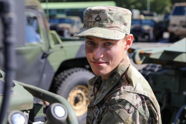 Army recruitment opportunities call Ukrainian to serve