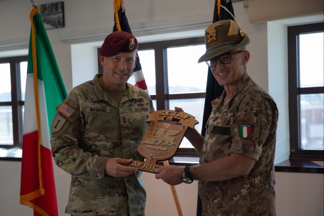 SETAF-AF Italian Deputy Chief of Staff receives award