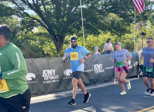 DEVCOM Aviation & Missile Center’s Damian Carr has a strong finish at the 39th annual Army Ten-Miler.