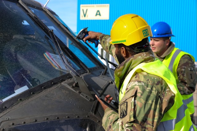 Nederlandse militairen en aannemers verlenen havenhulp aan de binnenkomende Amerikaanse luchtmacht