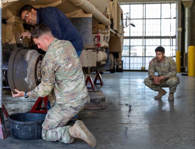Oshkosh provides expert training to Ivy Division Mechanics