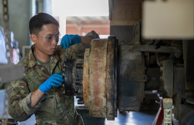 Oshkosh provides expert training to Ivy Division Mechanics