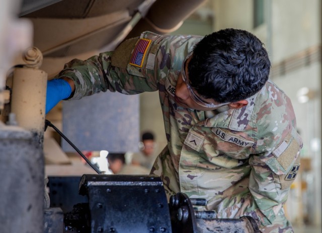 Oshkosh provides expert training to Ivy Division Mechanics