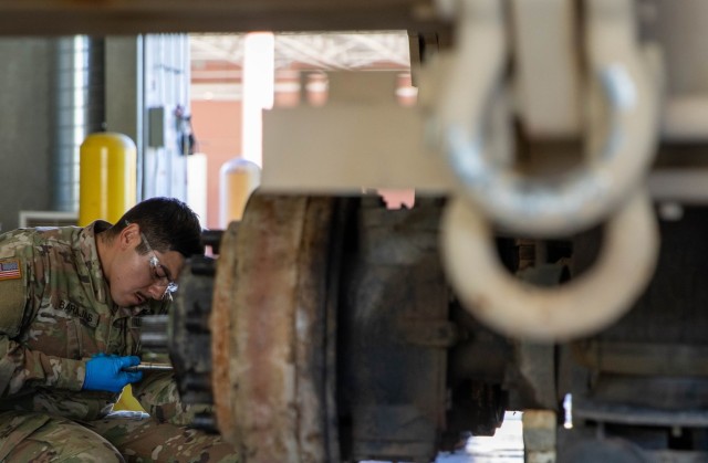 Oshkosh provides expert training to Ivy Division Mechanics