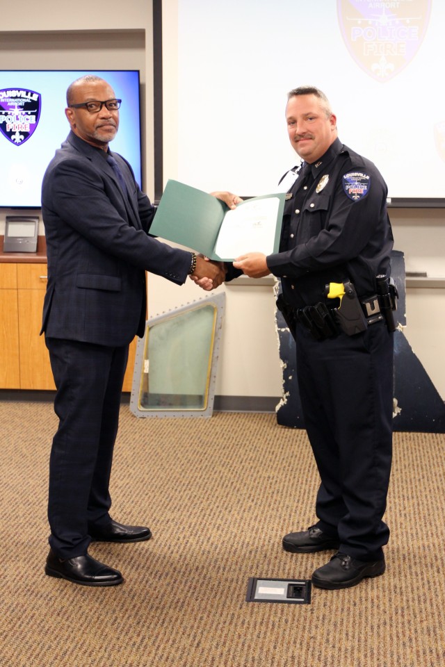 Public Safety Officer Chris Martin receives certificate of appreciation from Fort Knox CAC