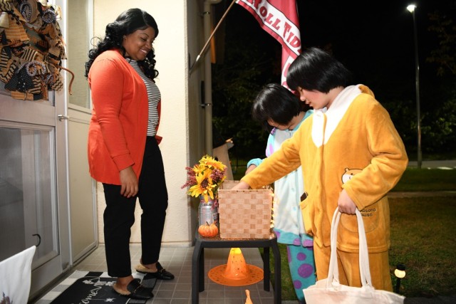 Army families, Japanese visitors flock to Camp Zama, SFHA for Halloween trick-or-treating
