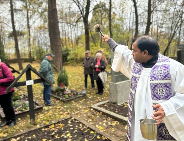 Community gathers to honor loved ones for all Saints Day 