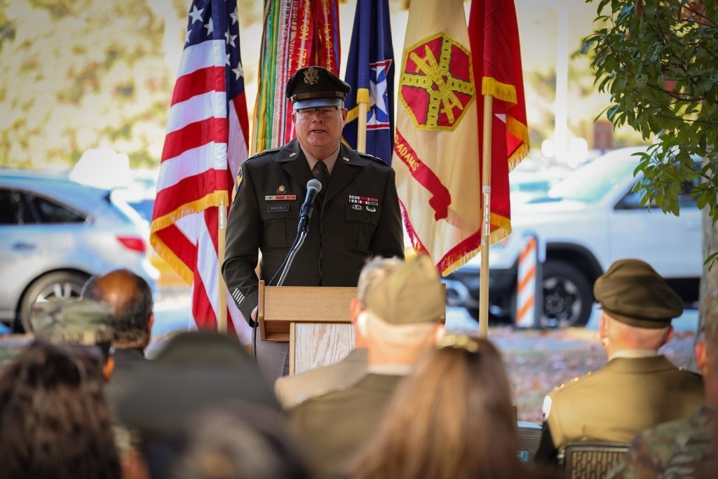 What are the similarities between veterans day and memorial day