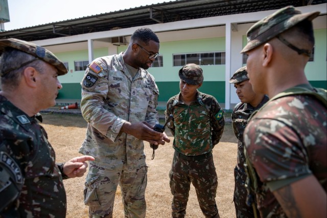 ARSOUTH Signal Soldiers train Brazilian Soldiers at Southern Vanguard 24