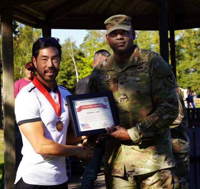 Peter J. Suh receives Stalwart Award from Col. Kevin Poole. 