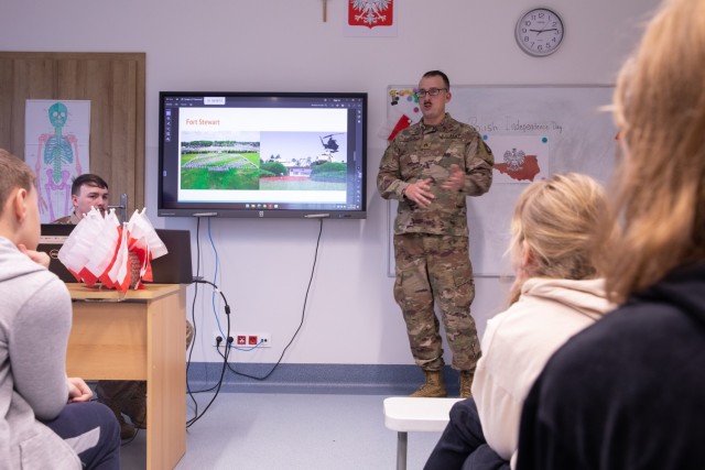 Żołnierze Task Force Marne odwiedzają lokalną szkołę w Polsce