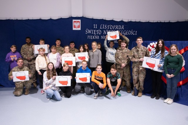 Żołnierze Task Force Marne odwiedzają lokalną szkołę w Polsce