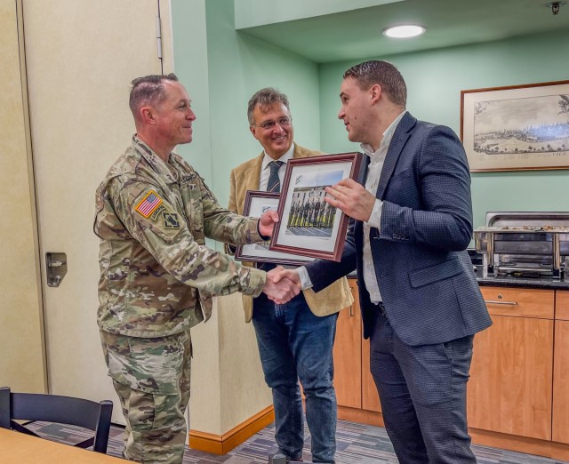 Intelligence brigade strengthens ties with Italian community leaders