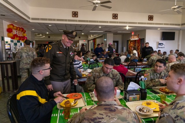 Fort Sill&#39;s Guns and Rockets Dining Facility hosts Thanksgiving celebration