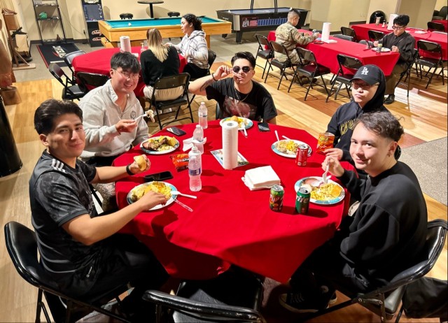 Topluluk, Japonya'daki Amerikan askerlerinin evinde bir Şükran Günü yemeği düzenliyor
