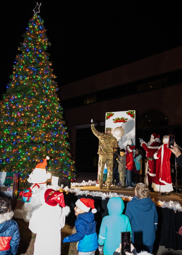 MSCoE Plaza a whole lot brighter after merry tree-lighting ceremony ...