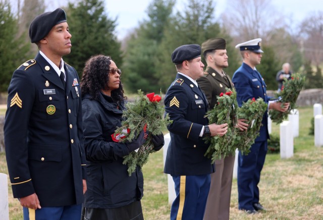 Huge crowds attend Kentucky Veterans, Fort Knox cemetery wreath laying events