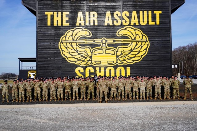88th Readiness Division Soldiers earn Air Assault Badge
