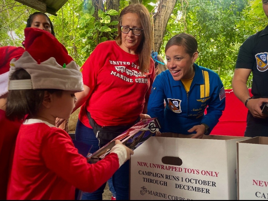 Puerto Rican Officer of the Blue Angels Transforms Her Childhood Hardships into Christmas Smiles