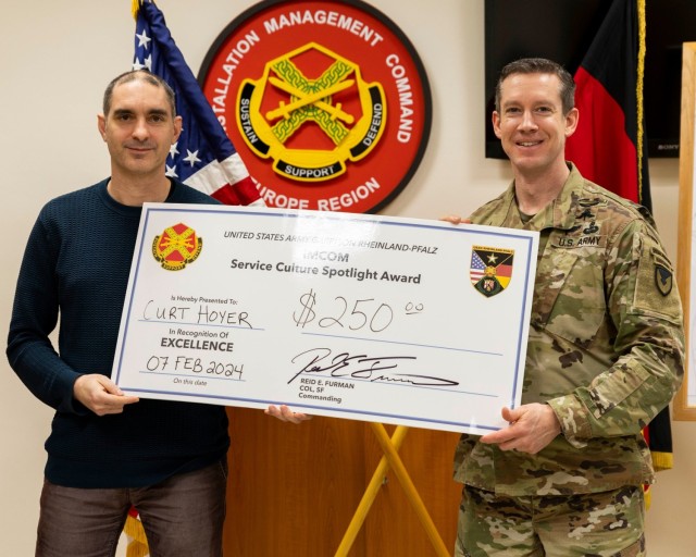 USAG Rheinland-Pfalz leadership recognize employee for commitment to service culture