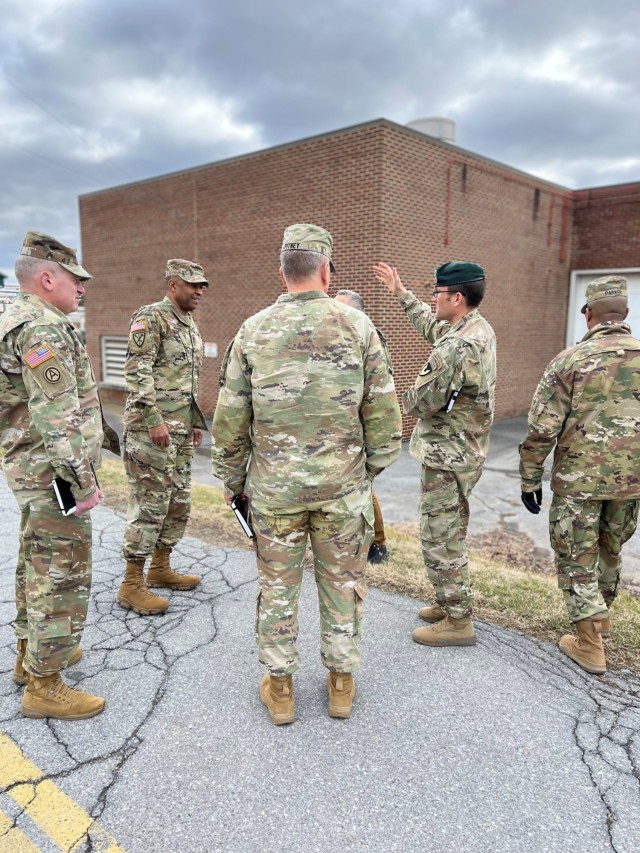 LTG Vereen meets with Fort Detrick leadership during a recent visit to the installation.