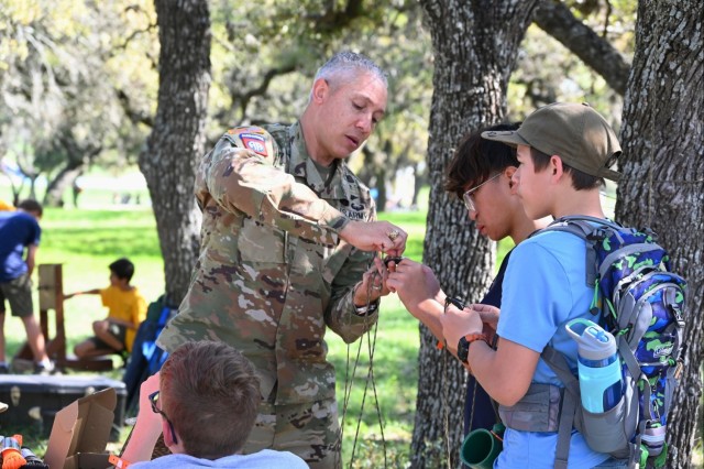 MEDCoE Soldiers volunteer, teach important skills to area scouts