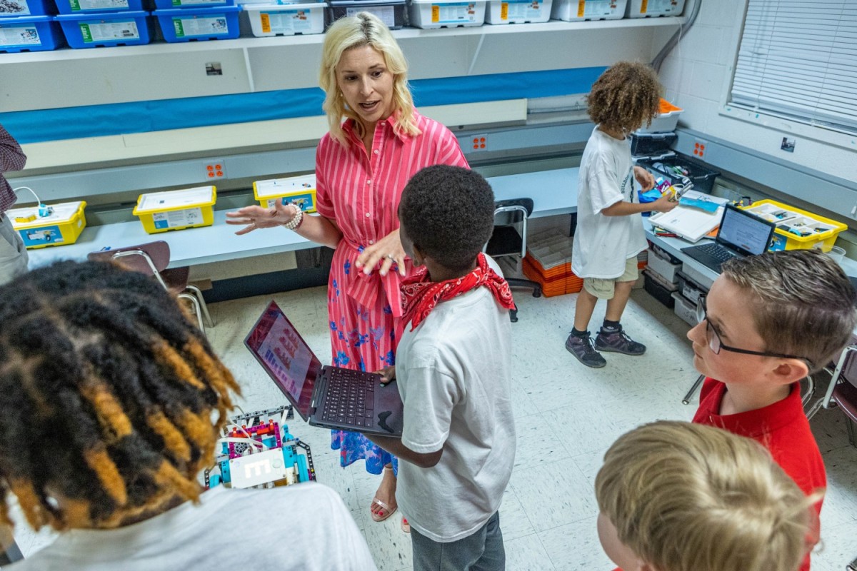 Kentucky first lady visits Fort Knox schools in honor of Month of the Military Child
