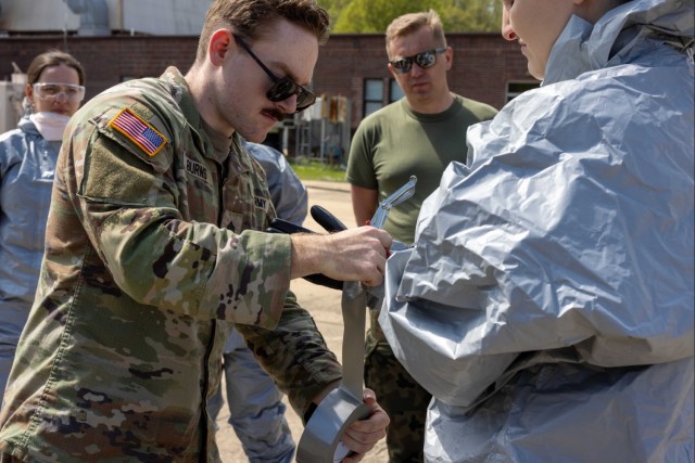 American, Polish laboratory technicians train together