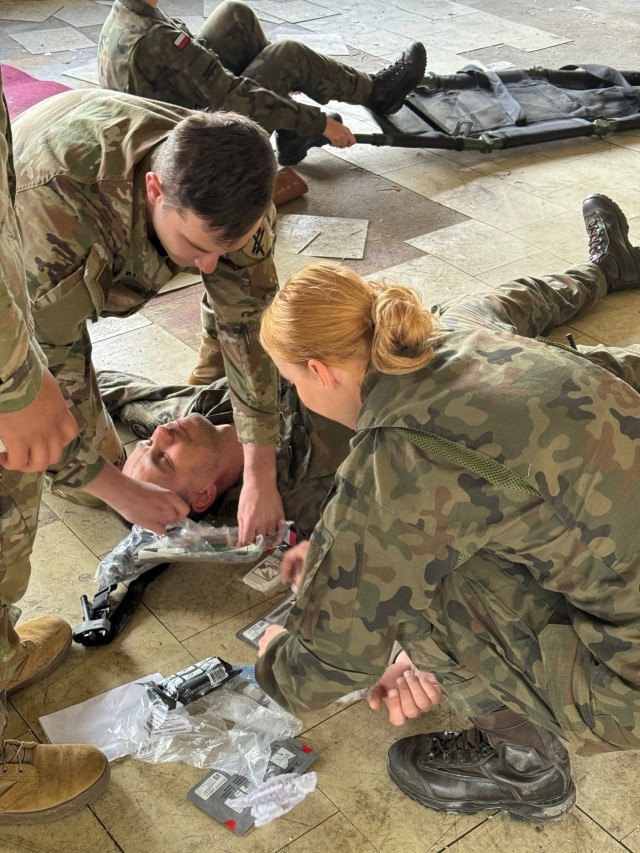 3rd ID and Civil Affairs team up to teach combat lifesaver course to Polish soldiers