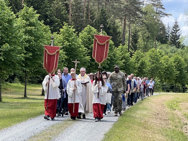 Community members make pilgrimage to chapel in Graf’s training area