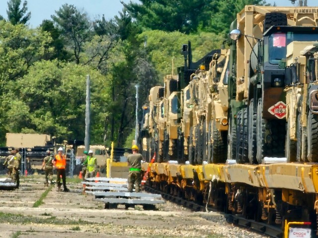 32nd Infantry Brigade Combat Team Soldiers complete ‘largest rail movement with civilian linehaul Wisconsin National Guard has ever done’