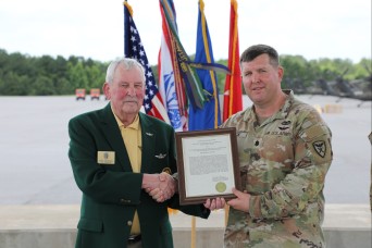 1-212th Aviation receives Daedalians Award