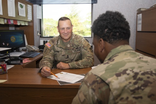 Master Sgt. David Shono, the senior Reserve Component career counselor with Fort Leonard Wood’s Reserve Component Transition Office, speaks May 7 in Bldg. 470 with a Soldier transitioning from active duty. One of the options some transitioning...