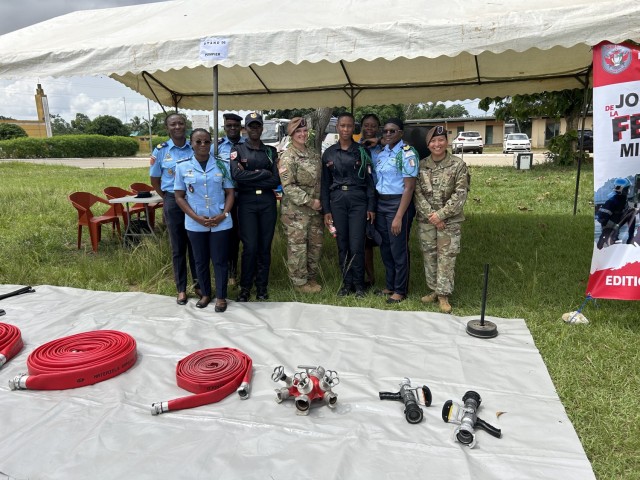 2nd Security Force Assistance Brigade (SFAB) advisors U.S. Army Chief Warrant Officer 3 Nichole Milani and U.S. Army Sgt. 1st Class Catherine Ponce, Engineer and Logistics Advisory Team advisors pose for a photo with Ivorian airmen (Forces Armées...