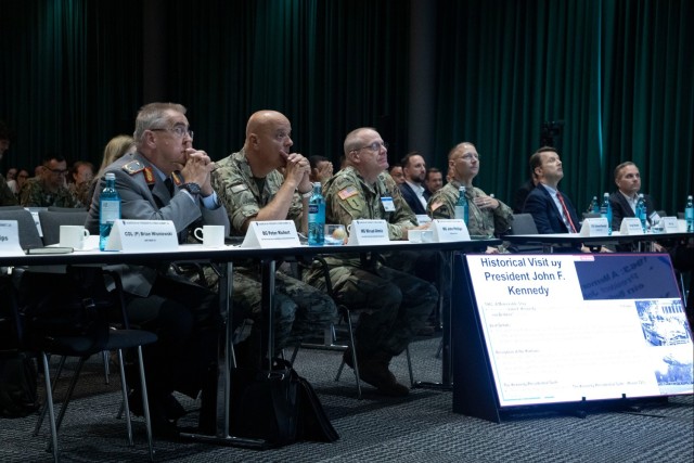 Memperluas jaringan dan mengamankan koneksi: USAREUR-AF menyelenggarakan Cyber ​​Summit 2024