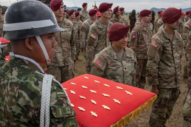 82nd Airborne Division, Colombian paratroopers exchange wings at HYDRA III closing ceremony