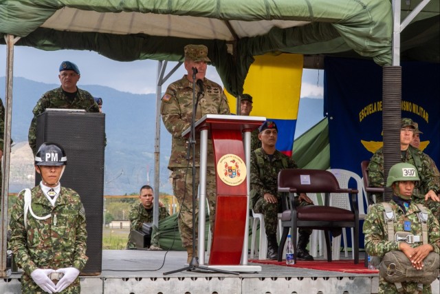 82nd Airborne Division, Colombian paratroopers exchange wings at HYDRA III closing ceremony