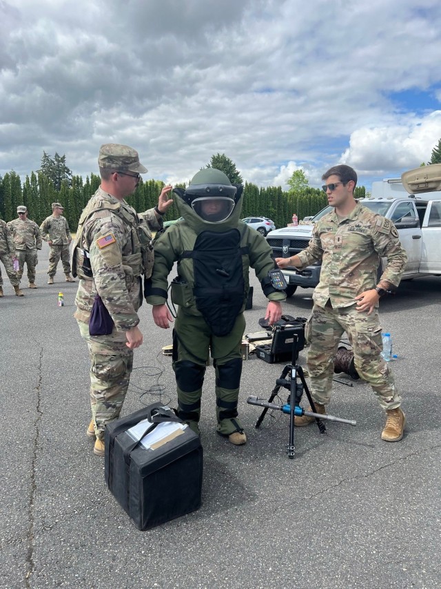 1st Lt. Luke M. Gualtieri (right)