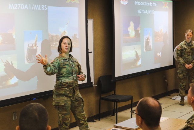 Sargento Elena Bryan, Bateria Alfa, 1º Batalhão, 78ª Artilharia de Campanha, é a primeira mulher a ser instrutora certificada na Escola de Artilharia de Campanha de Fort Sill. Bryan ensina Sistemas de Foguetes de Artilharia de Alta Mobilidade para Soldados em Fort Sill...