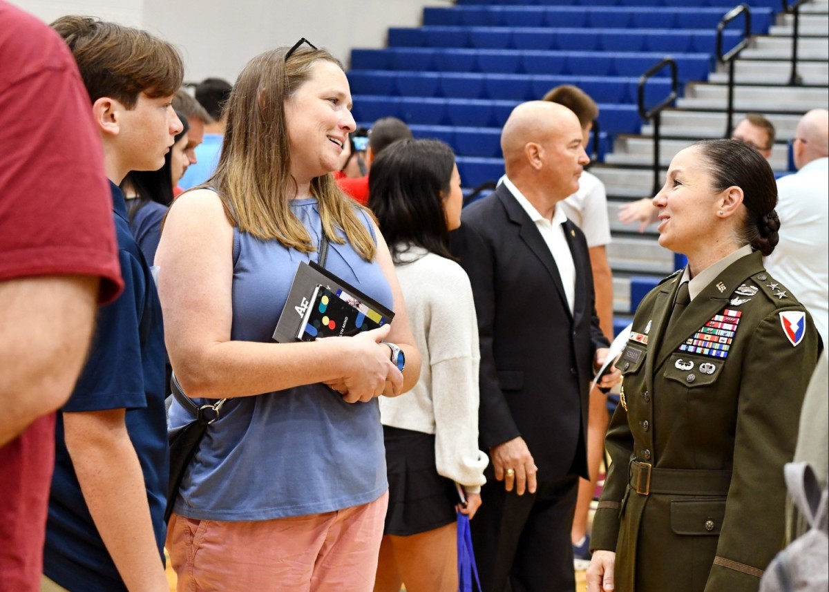 AMCOM Commander Talks to High School Students About Military Service and Leadership | Article