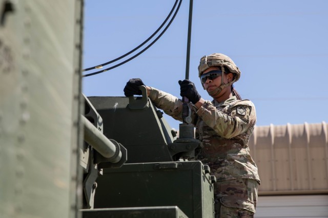 El soldado de primera clase del ejército estadounidense Leslie Hernández-Castro, miembro de la tripulación del sistema de cohetes de artillería de alta movilidad asignado al 1.er batallón, 14.º regimiento de artillería de campaña, 75.a brigada de artillería de campaña, monta una antena en un M142 HIMARS durante Southern Fenix...