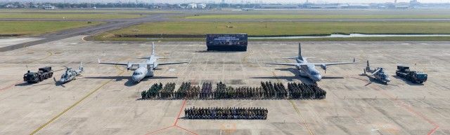 Peserta Latihan Super Garuda Shield berpose dalam formasi setelah upacara pembukaan di Surabaya, Indonesia, 26 Agustus 2024. Super Garuda Shield merupakan latihan tahunan yang telah berkembang secara signifikan dalam cakupan dan skalanya sejak tahun 2009. Super Garuda Shield...