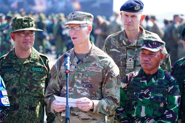 Mayjen Joseph R. Harris II, Kepala Staf dan Komandan Garda Nasional Udara Hawaii, di tengah, berbicara selama upacara pembukaan Latihan Super Garuda Shield di Surabaya, Indonesia, 26 Agustus 2024. Super Garuda Shield merupakan latihan tahunan...