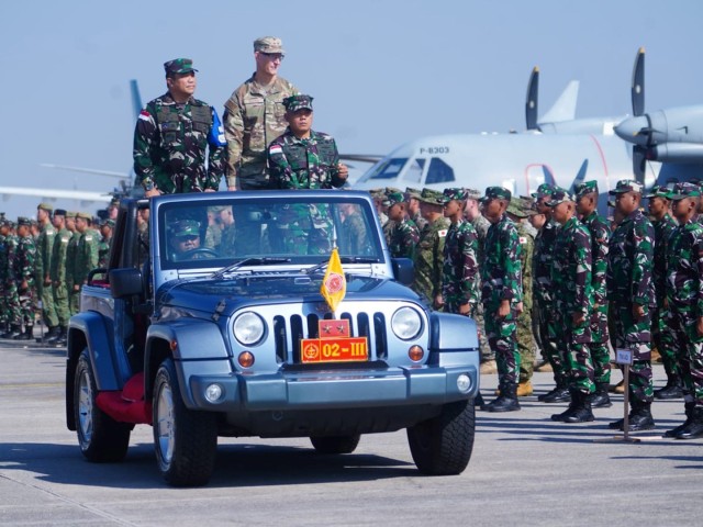 Pimpinan Super Garuda Shield meninjau peserta pada upacara pembukaan di Surabaya, Indonesia pada 26 Agustus 2024. Super Garuda Shield merupakan latihan tahunan yang cakupan dan skalanya telah berkembang secara signifikan sejak tahun 2009. Garuda Super...