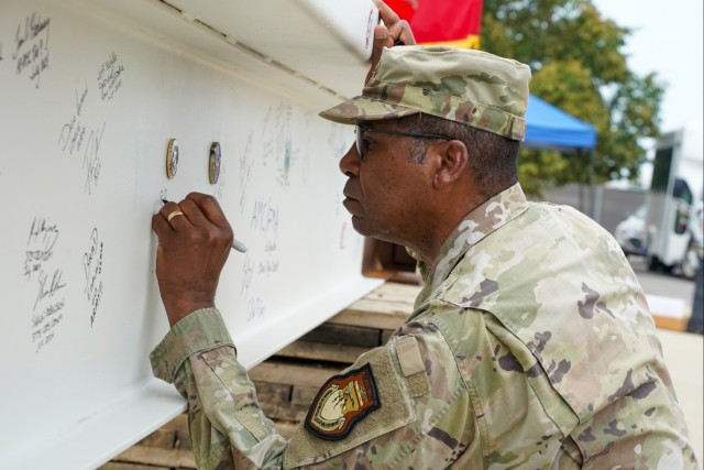 Air Mobility Command Headquarters &quot;topped out&quot;