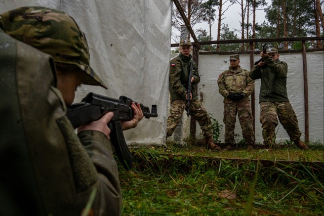 The US Army's 1st Cavalry Division trains Polish students